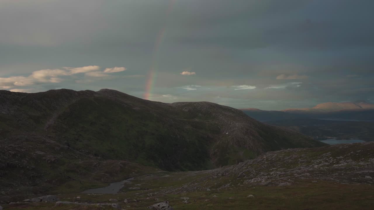 arco iris sobre el pico grytetippen en senja, fjordgard, noruega
