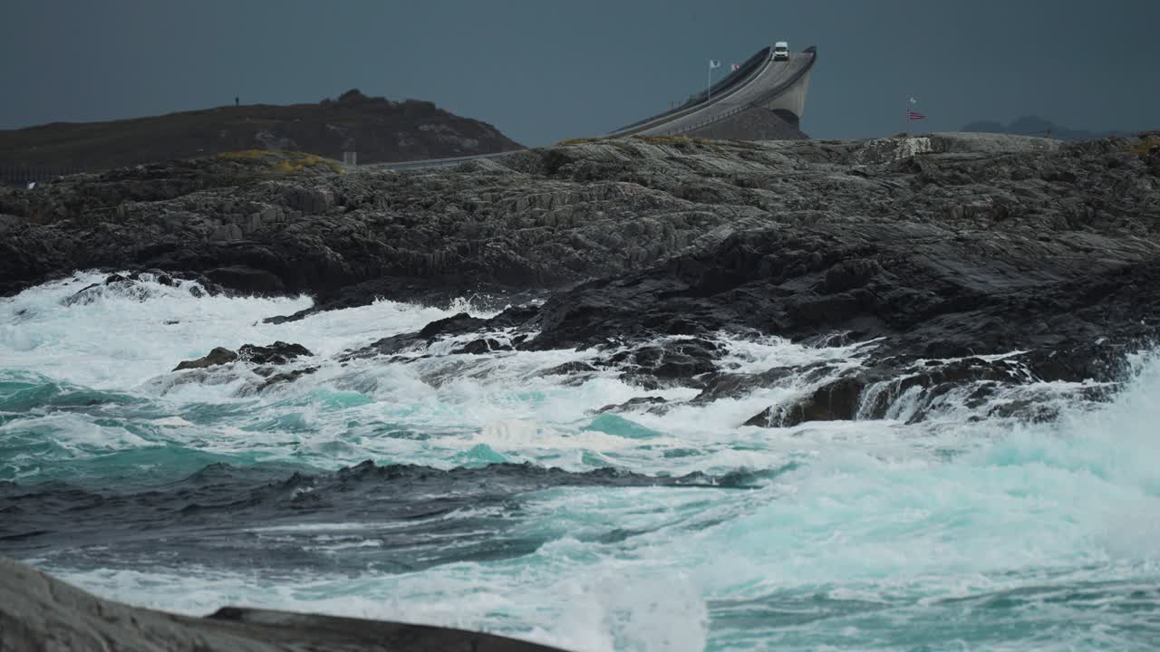 노르웨이의 유명한 대서양 도로의 일부인 스토르세이트 다리는 바위가 있는 바가 풍경에 맞춰 아 있다.