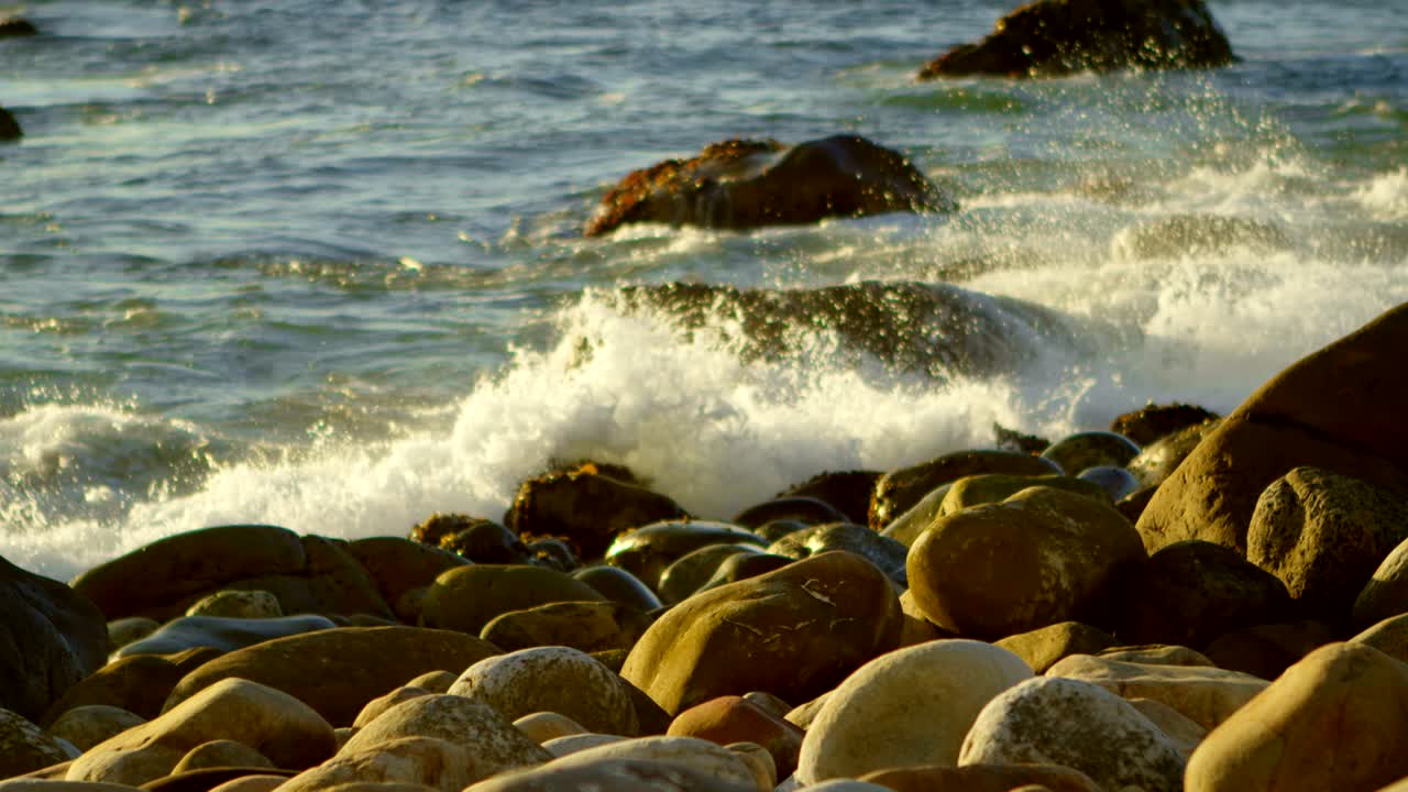 ⁇ 은 날 바다의 파도 4k