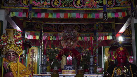 Interior-De-Un-Templo-De-Adoración-De-Ballenas-En-Vietnam