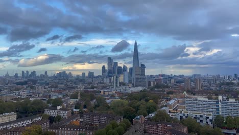 Timelapse-Nublado-Gris-Sombrío-Sobre-El-Horizonte-De-Los-Rascacielos-De-La-Ciudad-De-Londres