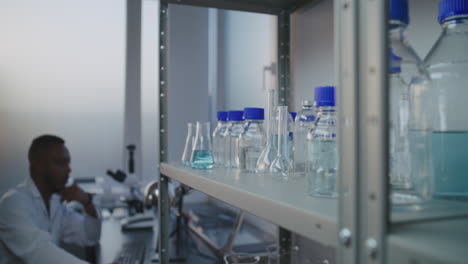 científico que trabaja en un laboratorio