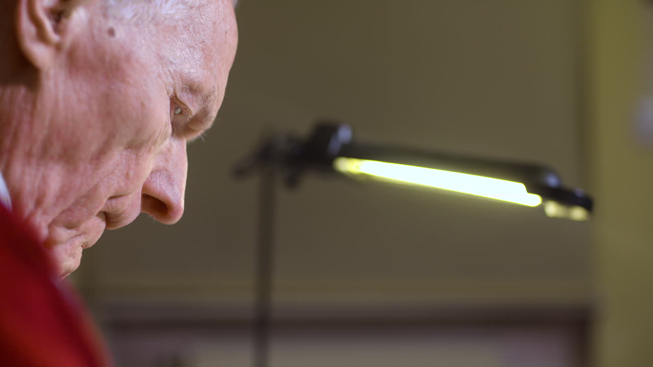 пожилой бизнесмен пишет на бумаге за столом в офисе 4