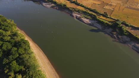 Flug-über-Den-Fluss-Surma,-Umgeben-Von-Ackerland-In-Bangladesch