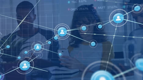 animación de una red de iconos digitales contra diversos colegas que utilizan dispositivos electrónicos en la oficina