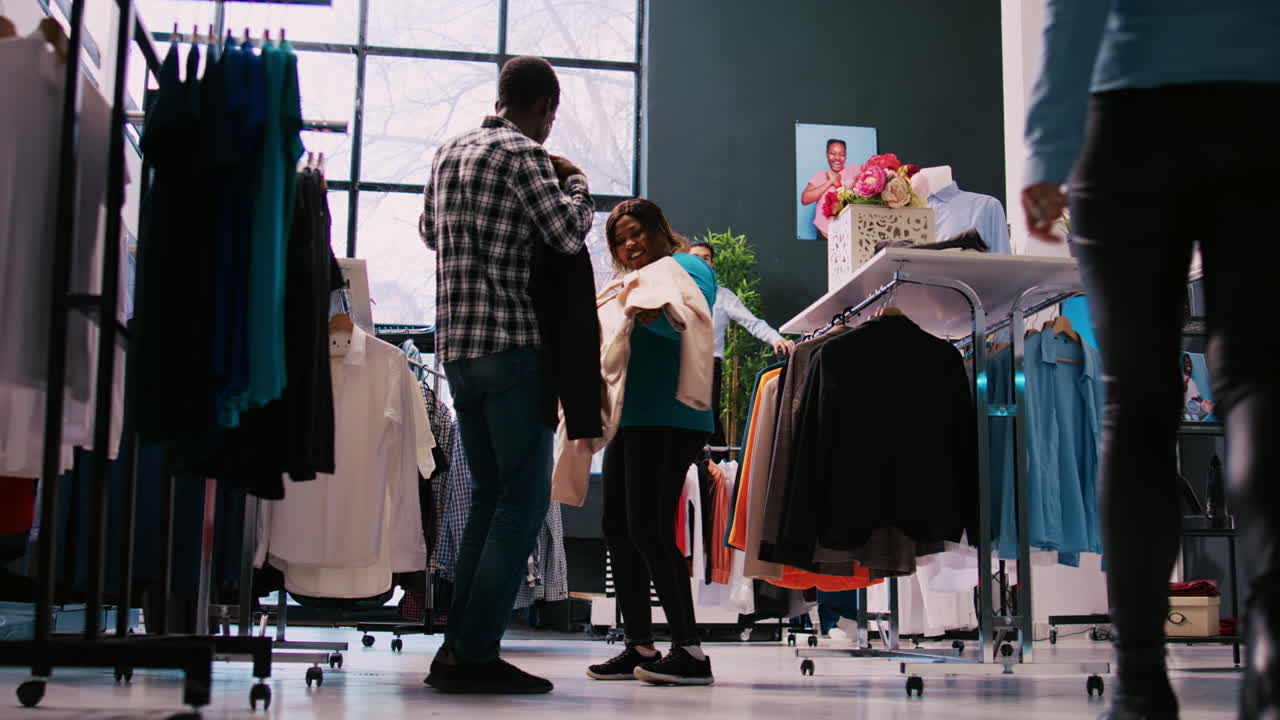 트렌디한 옷 을 입고 놀고 있는 부부