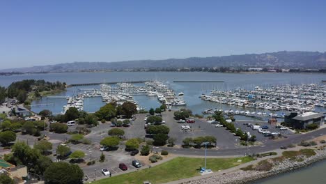 puerto deportivo de emeryville en un tranquilo día de verano en el soleado oakland, ee.uu. - vista aérea