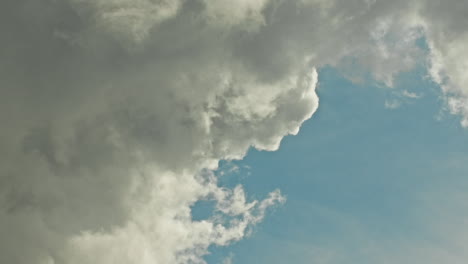 Nubes-Moviéndose-Ante-Un-Cielo-Azul-Después-De-Una-Fuerte-Tormenta-De-Lluvia