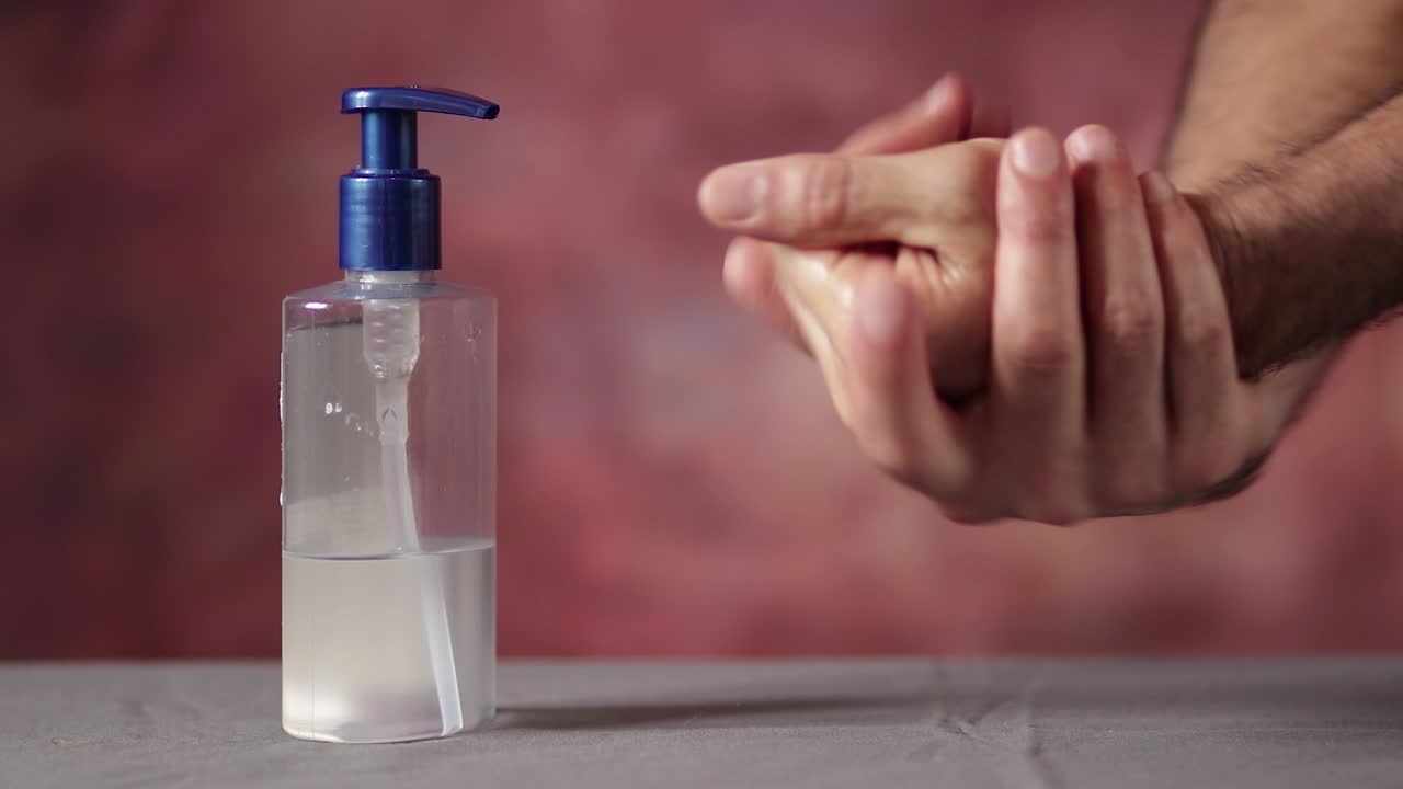 prevención del virus covid-19 hombres adultos desinfectando las manos con gel líquido para frotar las manos a base de alcohol - cerrar