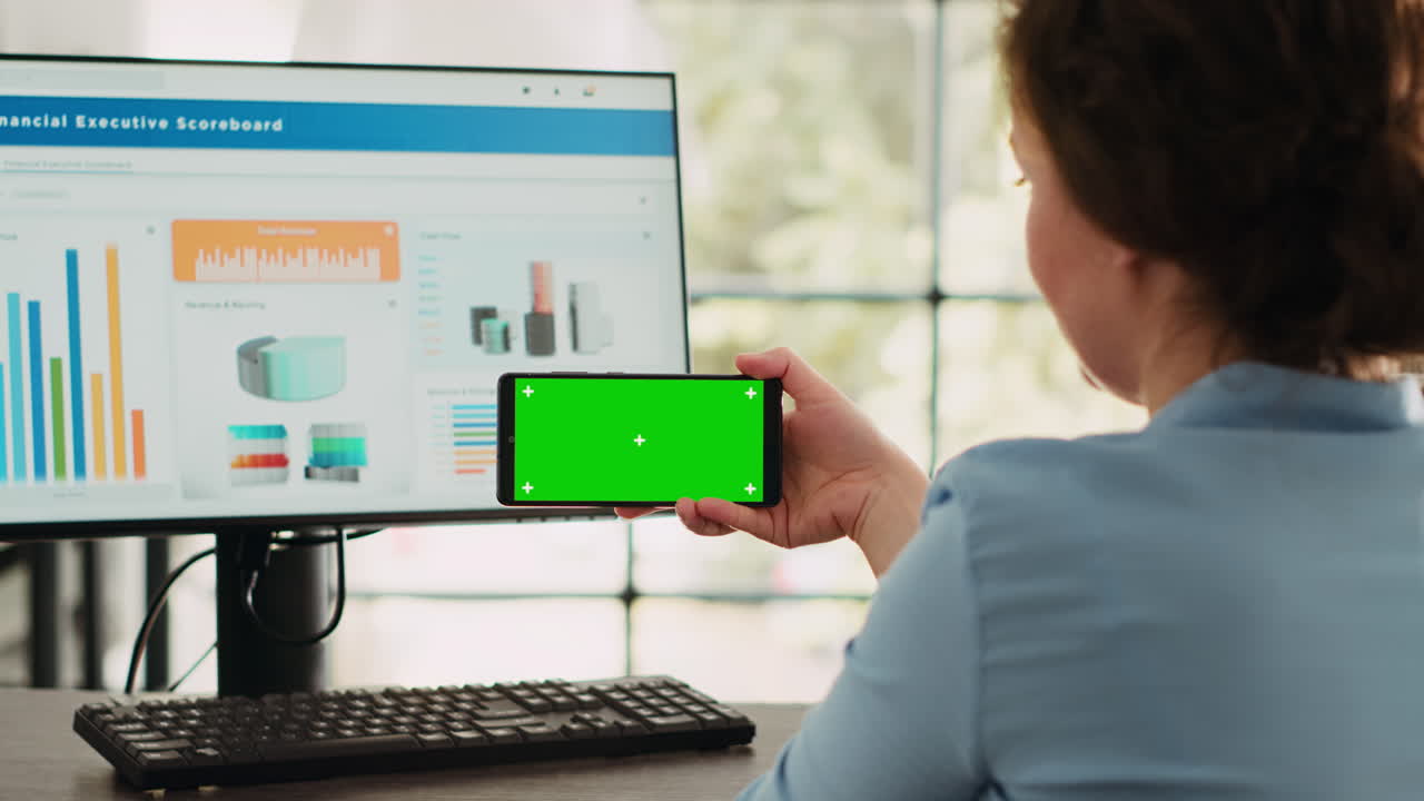 especialista en negocios muestra pantalla verde
