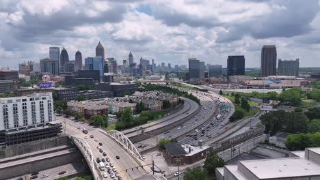 schilderachtig luchtbeeld van peachtree street vloeiend verkeer met het centrum van atlanta skylines in de achtergrond, georgia, usa