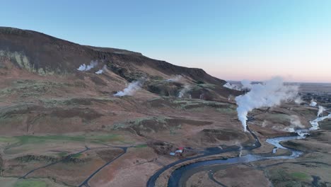 paisaje humeante en las aguas termales de hveradalir en el sur de islandia - toma aérea de un dron