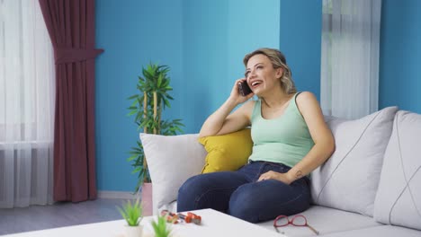 la mujer usa el teléfono con una expresión feliz. la mujer lo está disfrutando.