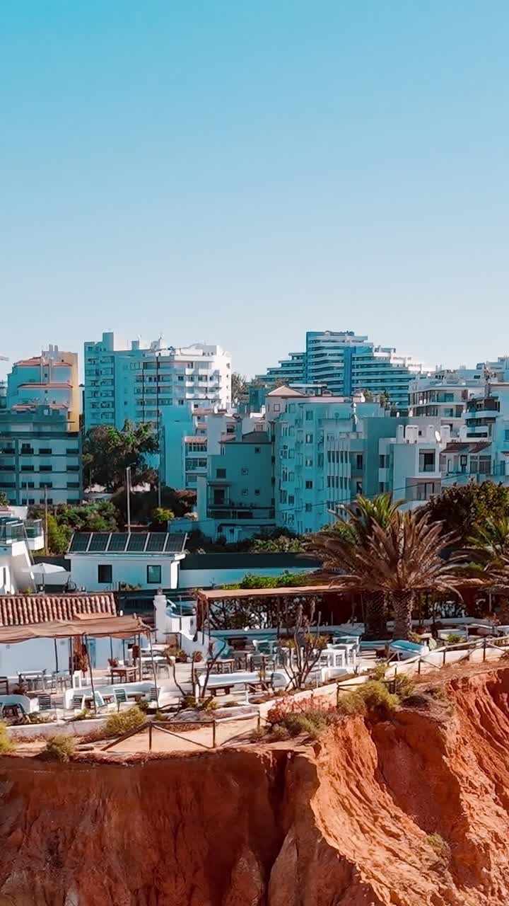 Vista sulla città con edifici e costa vicino all'Algarve in Portogallo durante il giorno