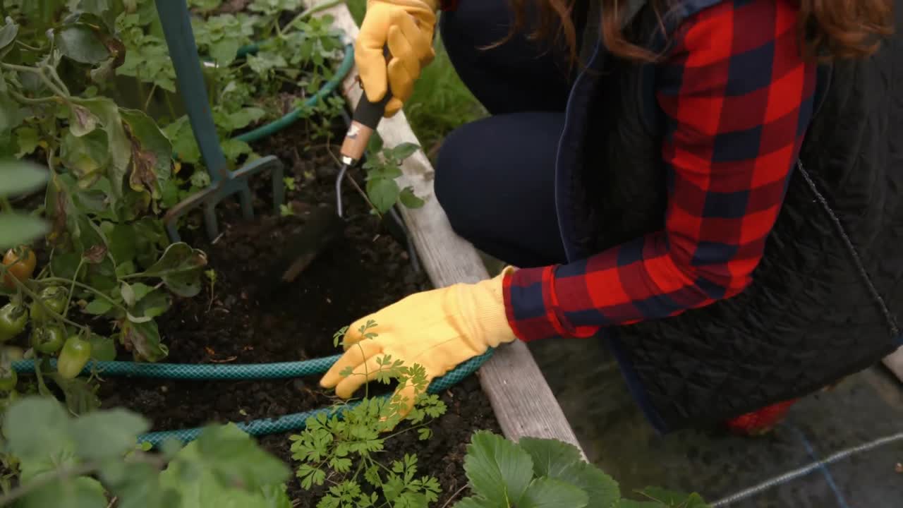 mujer joven jardinería bonita