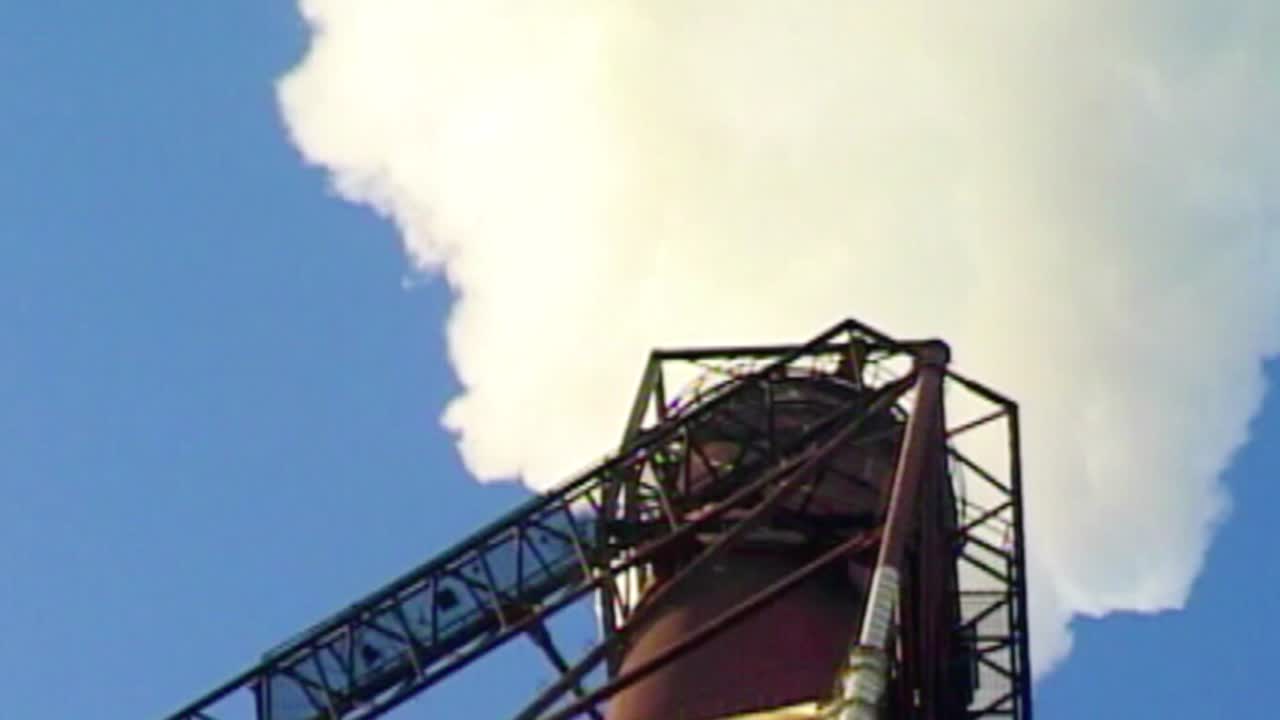 산업 제조 공장 공장에서 발생하는 대기 오염