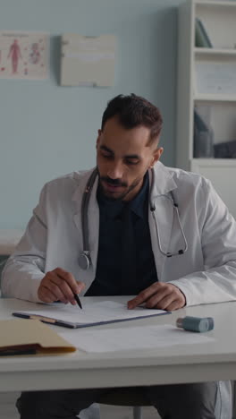 el médico consulta a un paciente