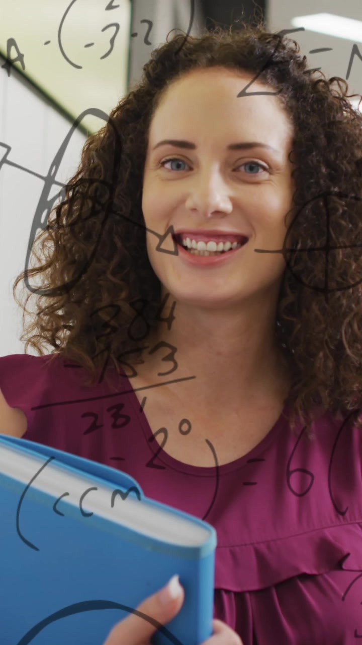 Animación de cálculos matemáticos y geometría superpuesta a una profesora feliz en un pasillo escolar