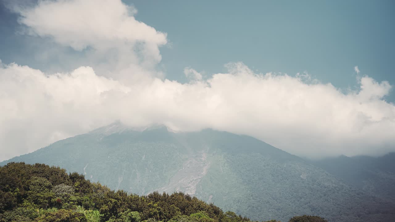 rollo de paisaje de nubes esponjoso sobre el volcán de fuego en guatemala, lapso de tiempo