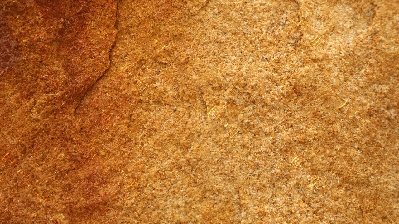 내부 벽지를 위해 동굴의 무거운 단단한 그라나이트 돌 표면에 4k의 비가 떨어집니다.