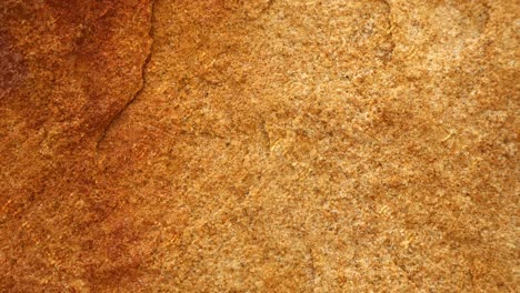 4k gota de lluvia en la superficie de piedra de granito duro pesado de la cueva para el papel tapiz interior