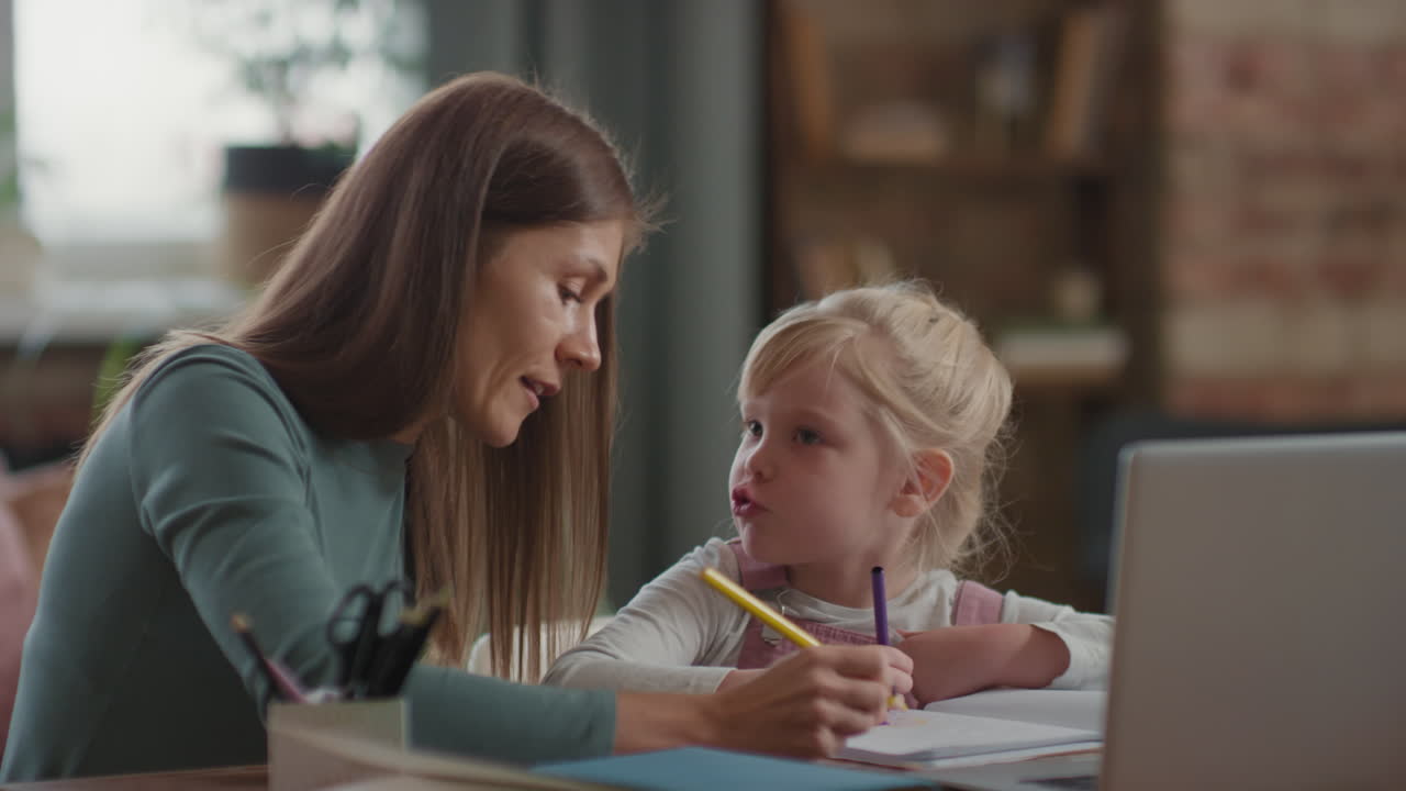 madre e hija trabajando juntas en la tarea.