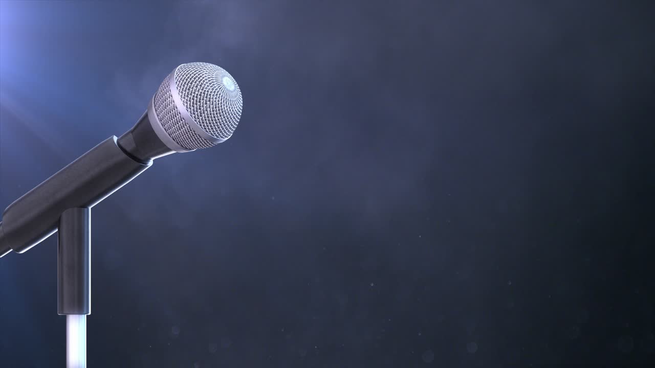 pan derecho de cerca el micrófono en el escenario con spotlight. micró fono en el soporte está de pie en el escenario.