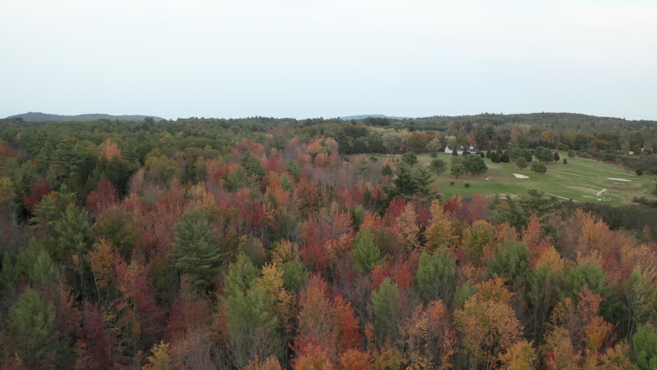 vuelo alto sobre imágenes de drones con vista al campo de golf en maine