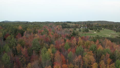 Vuelo-Alto-Sobre-Imágenes-De-Drones-Con-Vista-Al-Campo-De-Golf-En-Maine