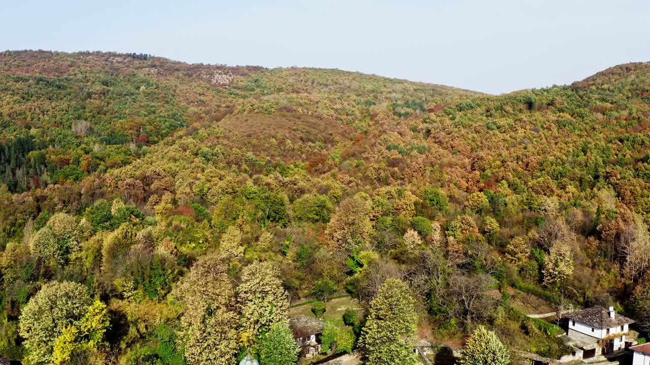 el avión no tripulado revela un hermoso bosque de otoño búlgaro en una remota aldea montañosa
