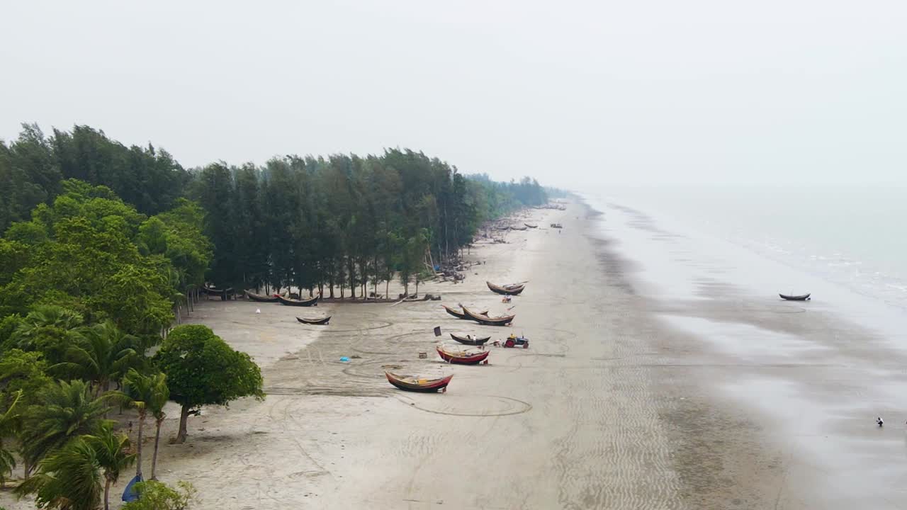 barcos de pesca de madera abandonados en la playa de la costa de bangladesh en el océano índico