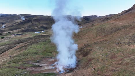 manantiales termales de vapor, zona geotérmica en hverir en el sur de islandia