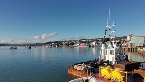 Der-Fluss-Teign-In-Teignmouth-An-Einem-Schönen-Tag-Mit-Blauem-Himmel-über-Dem-Kopf