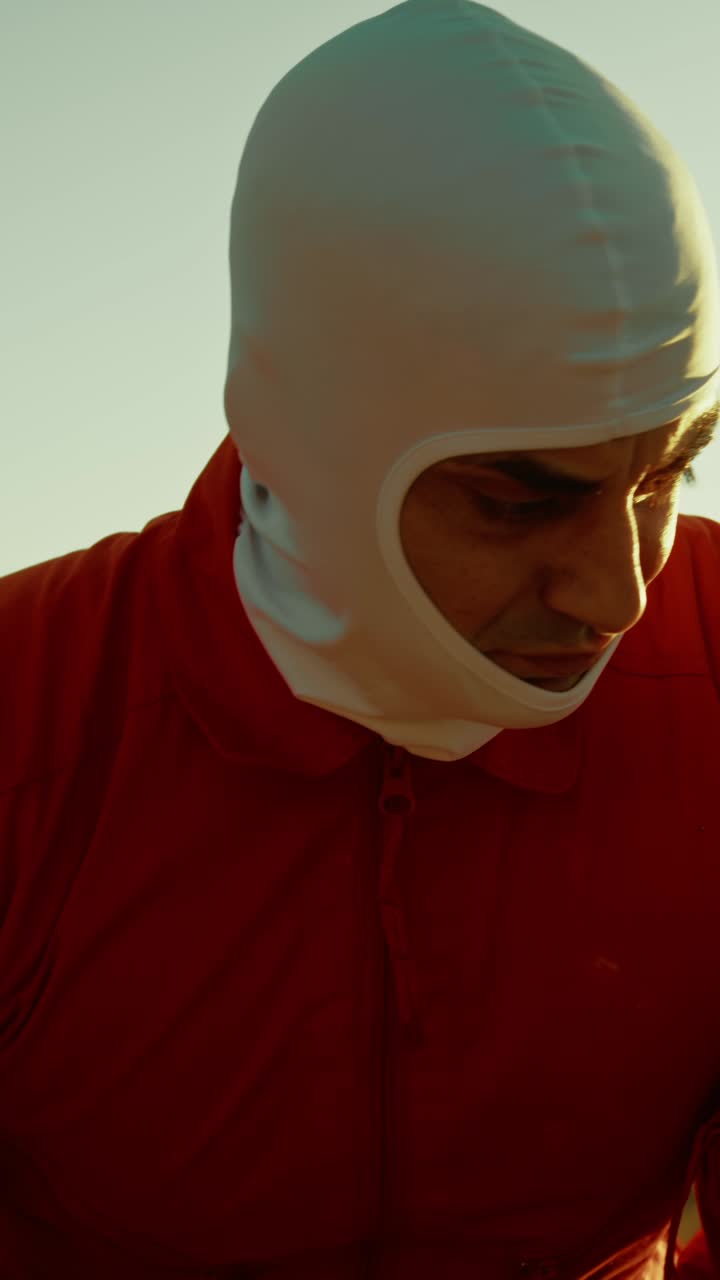 astronauta huele una flor venenosa y lentamente se asfixia y se arrastra en la tierra