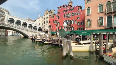 Montando-Un-Vaporetto-Lejos-Del-Muelle-Del-Puente-De-Rialto,-Vista-De-Casas-Venecianas