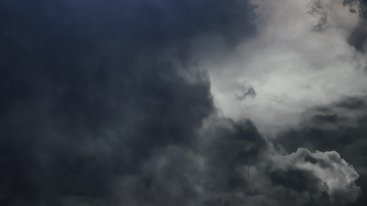tormentas eléctricas entre espesas nubes en el cielo cuando cambia el clima