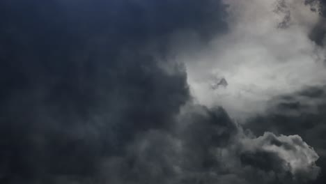 Tormentas-Eléctricas-Entre-Espesas-Nubes-En-El-Cielo-Cuando-Cambia-El-Clima