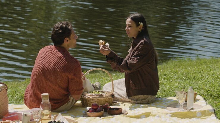 Couple en pique-nique au bord du lac
