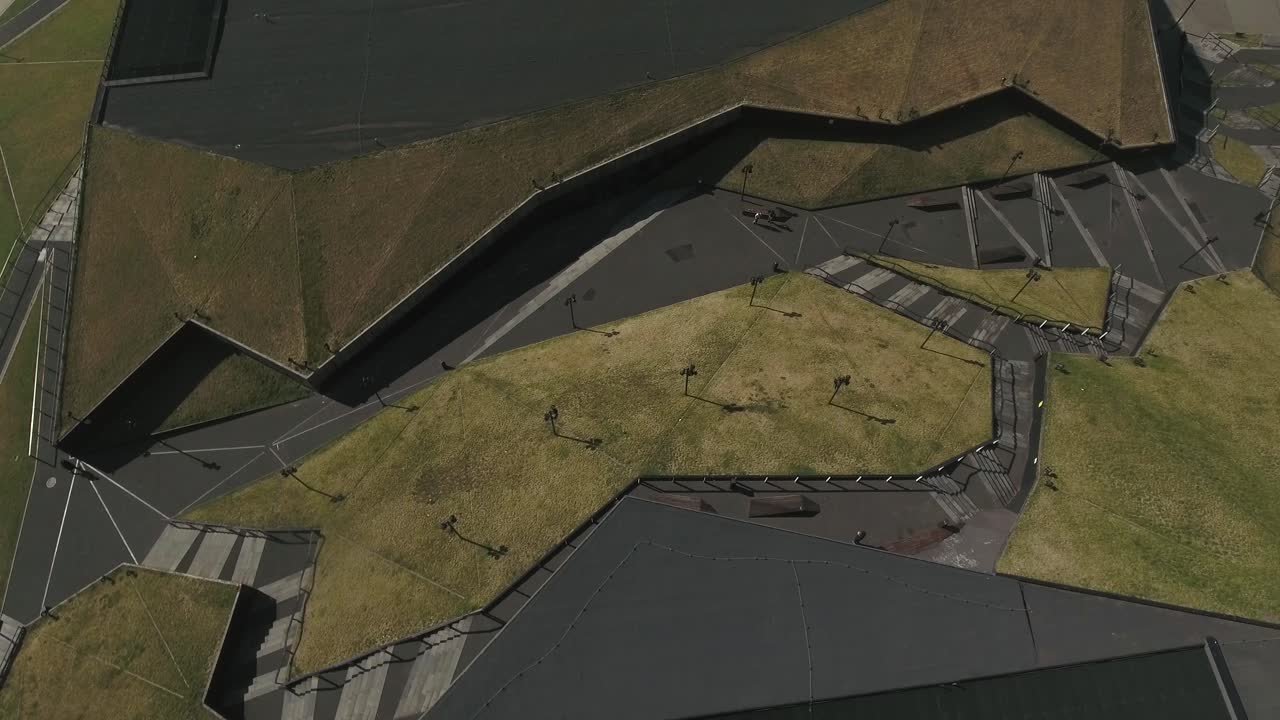 здания в современном стиле с газонами на крыше в городе в центральной европе