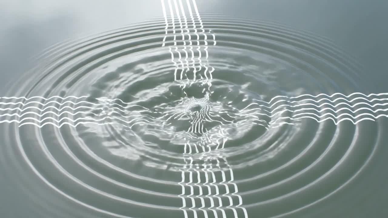 Anelli d'acqua increspati che si espandono da un impatto centrale che forma un cratere in una pozza poco profonda, deformando i riflessi incrociati.