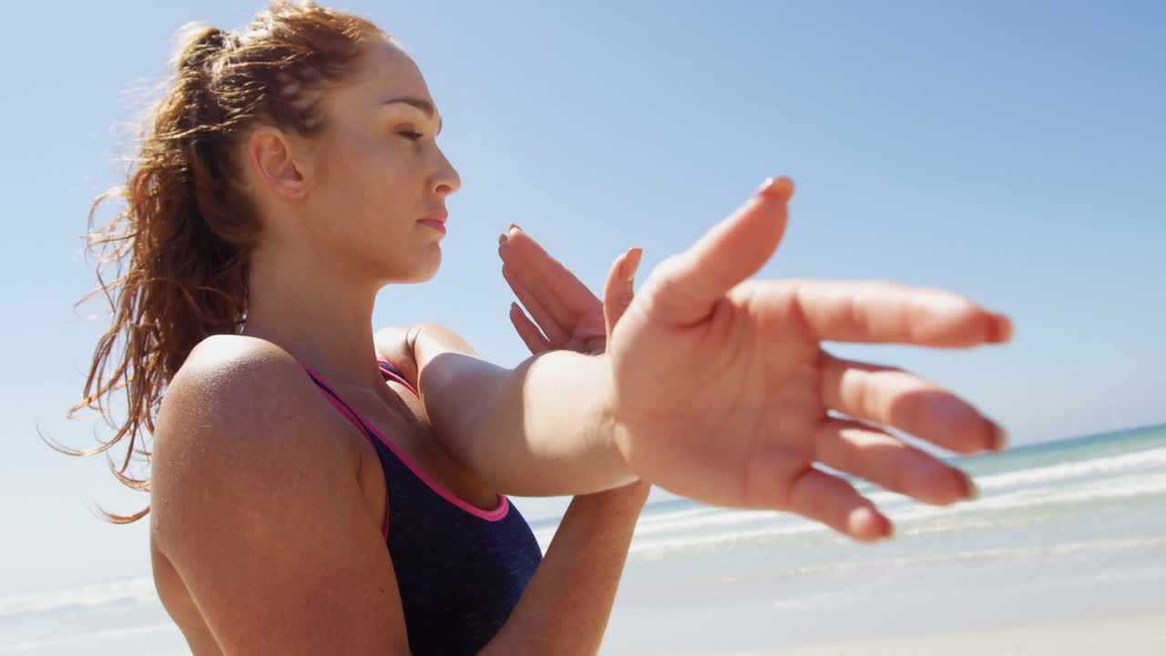 Donna che fa esercizio in spiaggia in una giornata di sole 4k