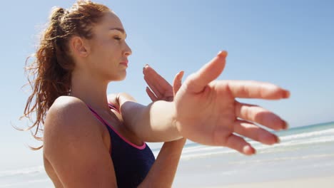 mujer haciendo ejercicio en la playa en un día soleado 4k