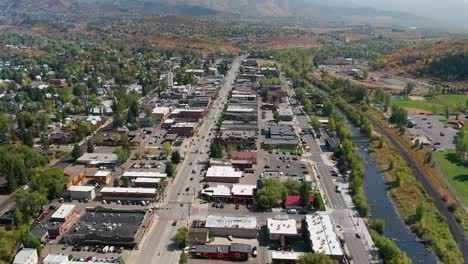 Vista-Aérea-Sobre-El-Río-Yampa-Y-El-Centro-De-Steamboat-Springs,-Colorado