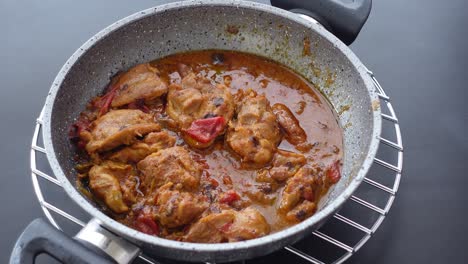 curry de pollo en una sartén