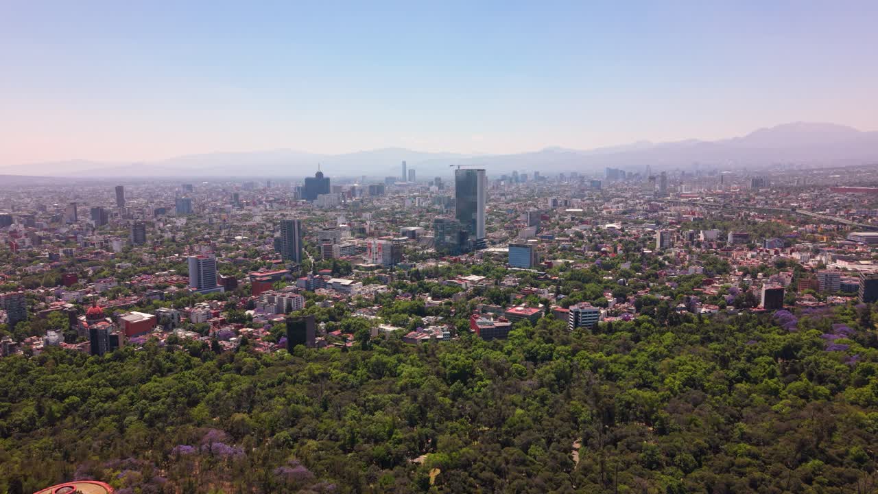 İlkbaharda batı CDMX'teki şehir manzarasının havadan görünümü