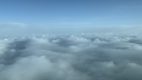 fotografía aérea exclusiva desde la cabina de un avión mientras vuela sobre una manta de nubes os stratus