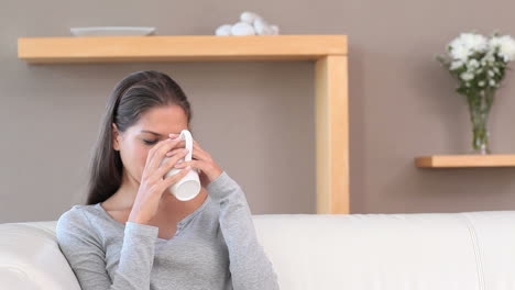 Mujer-Bebiendo-Una-Taza-De-Cafe