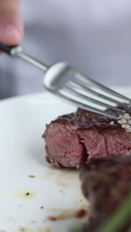 el chef está cortando un delicioso filete.