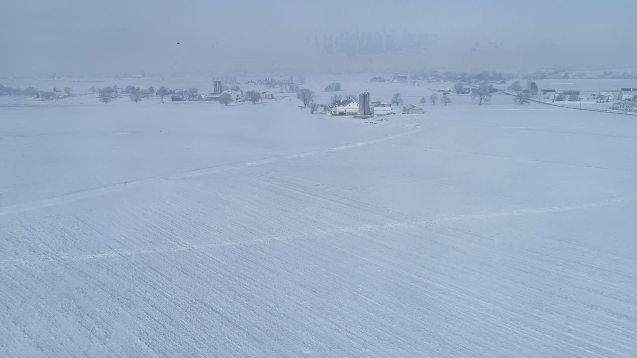 s 무인 항공기에 의해 센으로 아미시 시골에 눈이 내린 후 이른 아침 일출의 공중 보기