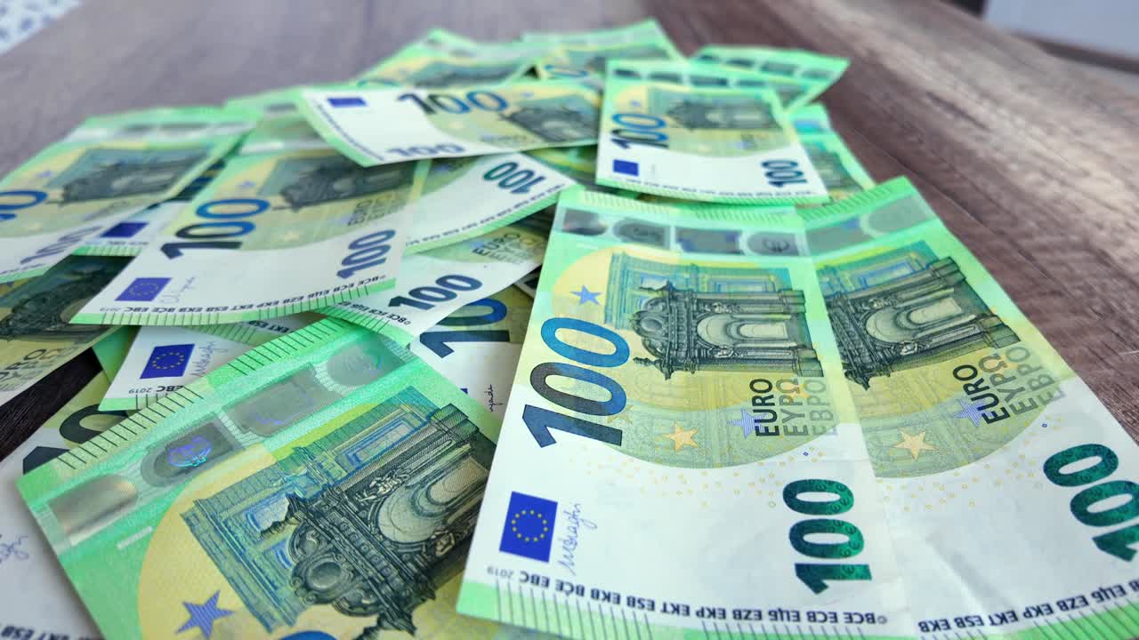 banconote da cento euro che cadono velocemente